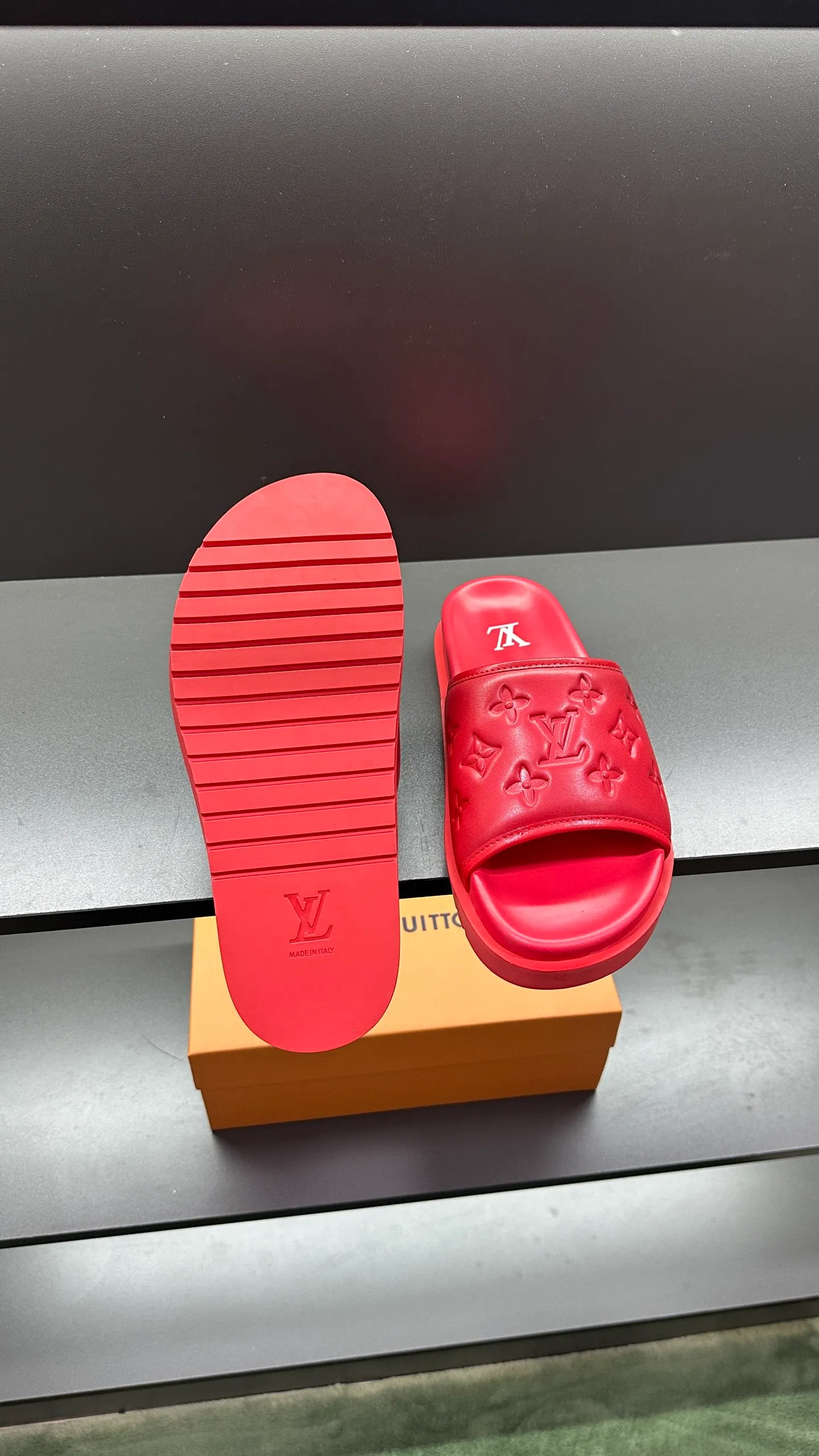 [L Home] P: 300💰Size: 38-45 Top purchasing lv men's summer slippers, classic presbyopia with soft real leather lining, unique color splicing effect, distinctive personality, fashionable and trendy essential style, light and comfortable. Lightweight and tough rubber insole, micro ridged foam outsole, super comfortable!